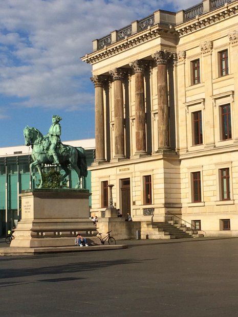 Frontseite des Schlosses mit der Reiterstatue von Herzog Karl Wilhelm Ferdinand
